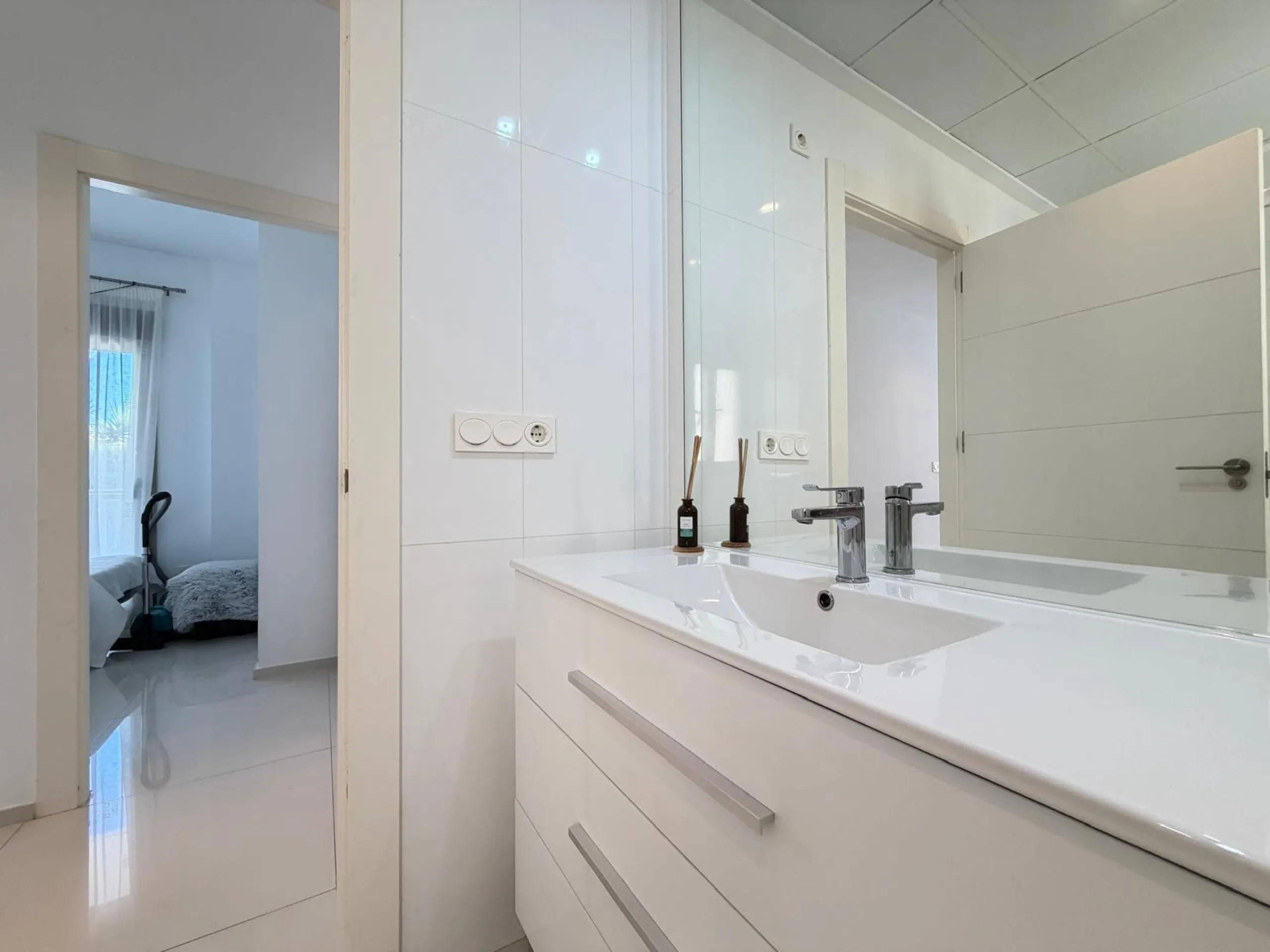 INDEPENDENT VILLA IN CIUDAD QUESADA WITH 4 BEDROOMS, 3 BATHROOMS. WITH GARAGE AND 60 M2 SOLARIUM. BUILT AREA 129 M2. PLOT 115 M2.