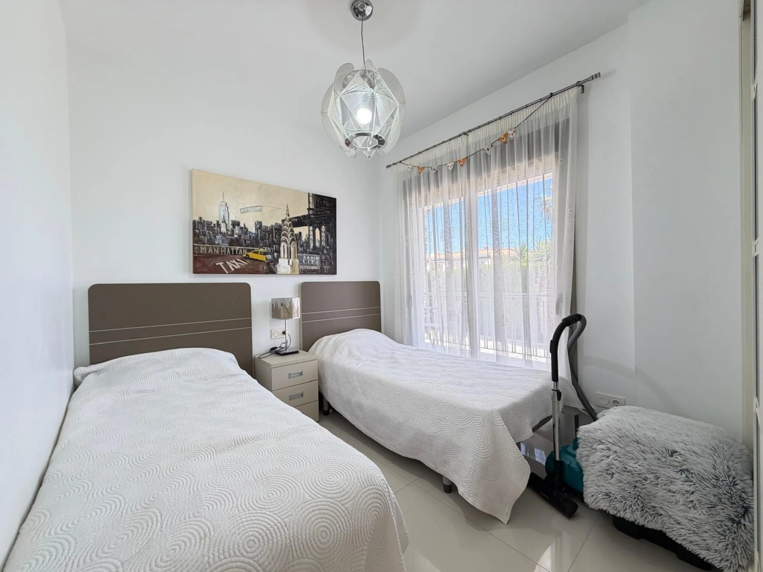 INDEPENDENT VILLA IN CIUDAD QUESADA WITH 4 BEDROOMS, 3 BATHROOMS. WITH GARAGE AND 60 M2 SOLARIUM. BUILT AREA 129 M2. PLOT 115 M2.