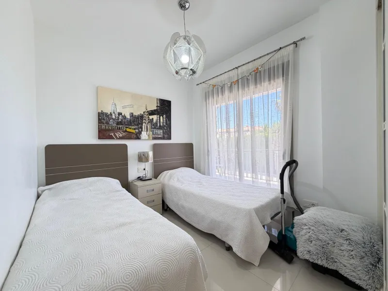INDEPENDENT VILLA IN CIUDAD QUESADA WITH 4 BEDROOMS, 3 BATHROOMS. WITH GARAGE AND 60 M2 SOLARIUM. BUILT AREA 129 M2. PLOT 115 M2.