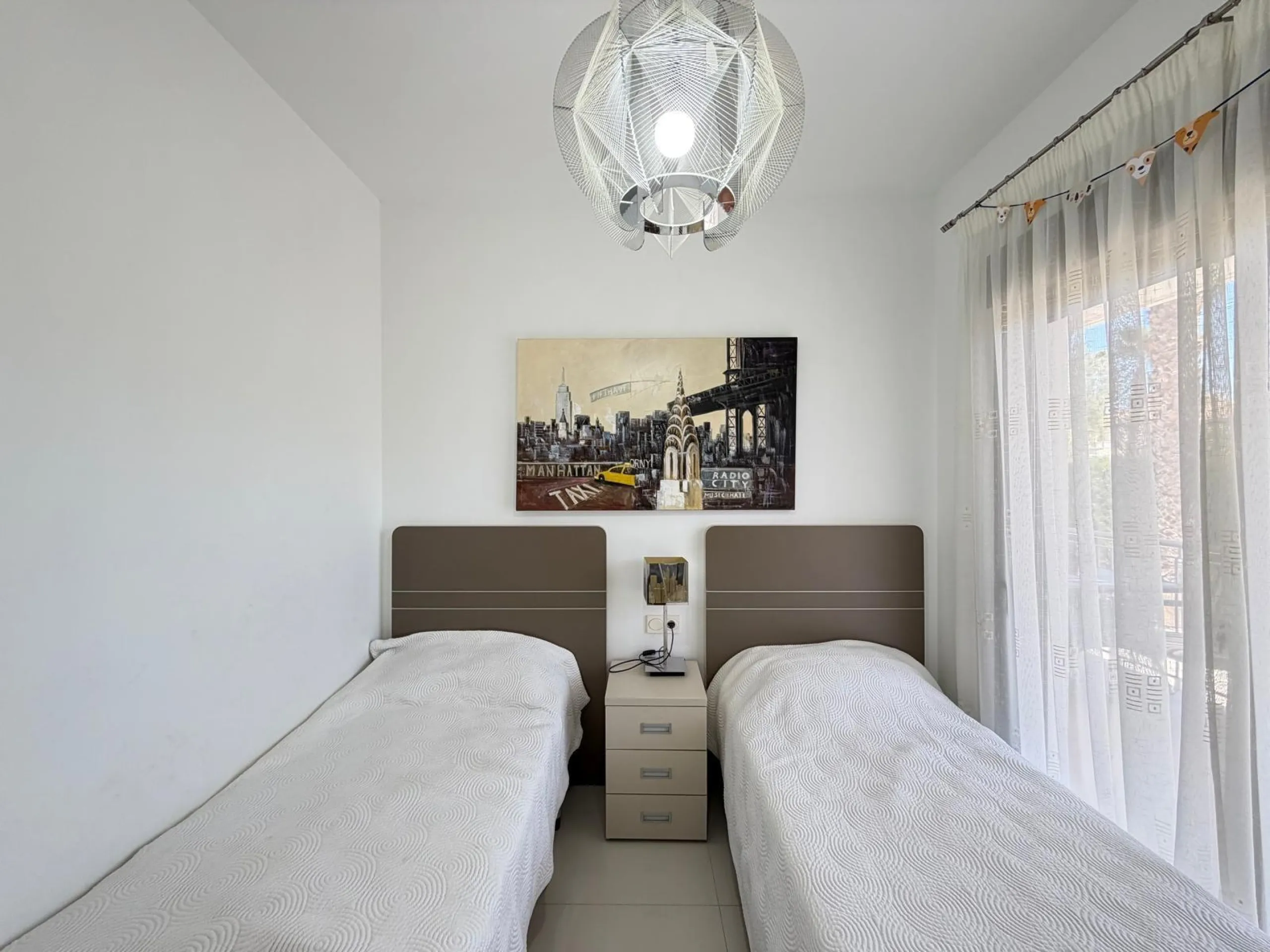 INDEPENDENT VILLA IN CIUDAD QUESADA WITH 4 BEDROOMS, 3 BATHROOMS. WITH GARAGE AND 60 M2 SOLARIUM. BUILT AREA 129 M2. PLOT 115 M2.