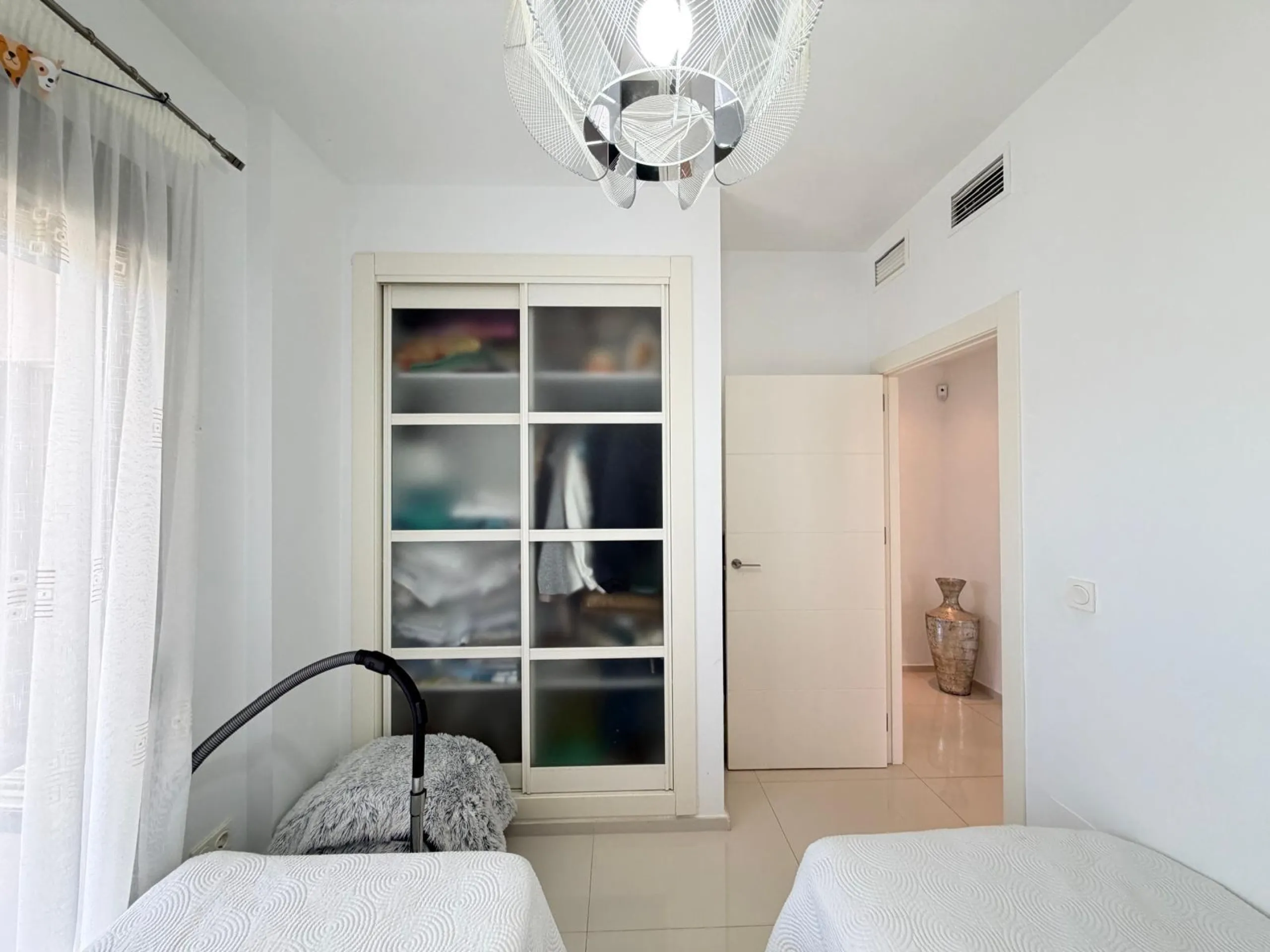 INDEPENDENT VILLA IN CIUDAD QUESADA WITH 4 BEDROOMS, 3 BATHROOMS. WITH GARAGE AND 60 M2 SOLARIUM. BUILT AREA 129 M2. PLOT 115 M2.