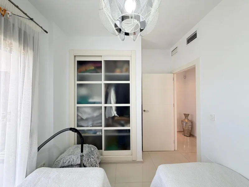 INDEPENDENT VILLA IN CIUDAD QUESADA WITH 4 BEDROOMS, 3 BATHROOMS. WITH GARAGE AND 60 M2 SOLARIUM. BUILT AREA 129 M2. PLOT 115 M2.