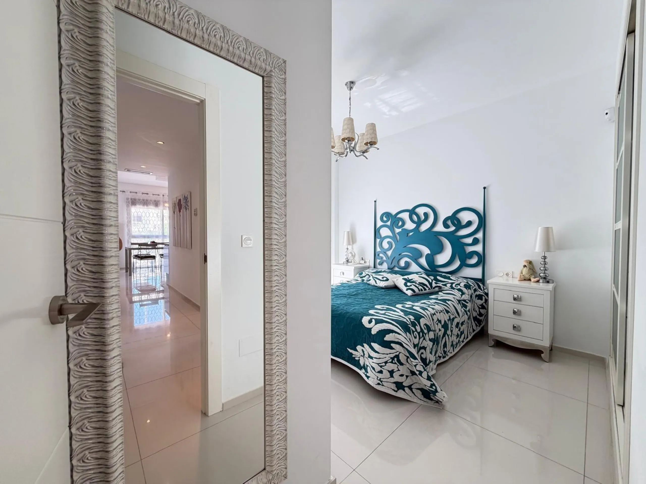 INDEPENDENT VILLA IN CIUDAD QUESADA WITH 4 BEDROOMS, 3 BATHROOMS. WITH GARAGE AND 60 M2 SOLARIUM. BUILT AREA 129 M2. PLOT 115 M2.