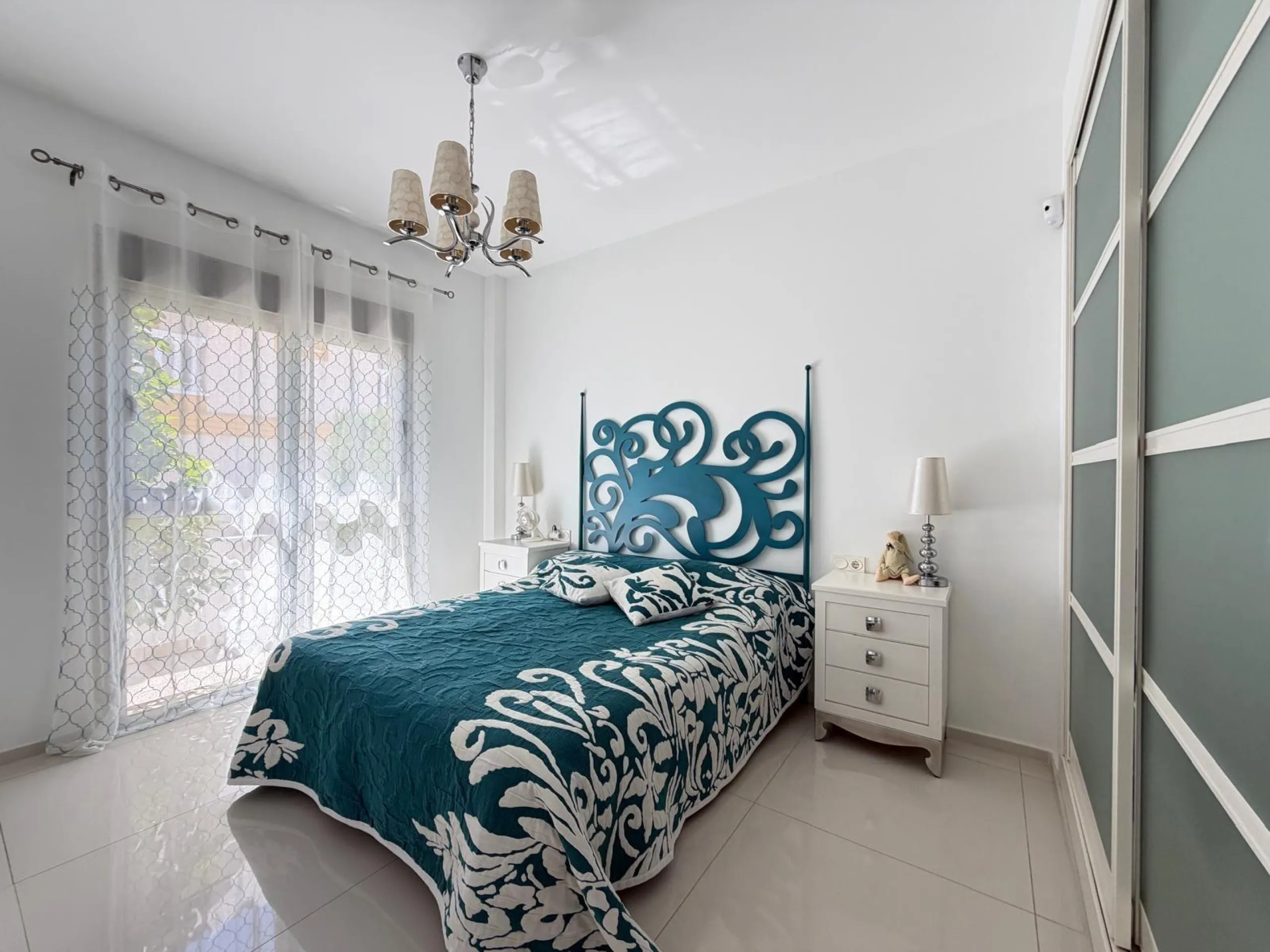 INDEPENDENT VILLA IN CIUDAD QUESADA WITH 4 BEDROOMS, 3 BATHROOMS. WITH GARAGE AND 60 M2 SOLARIUM. BUILT AREA 129 M2. PLOT 115 M2.