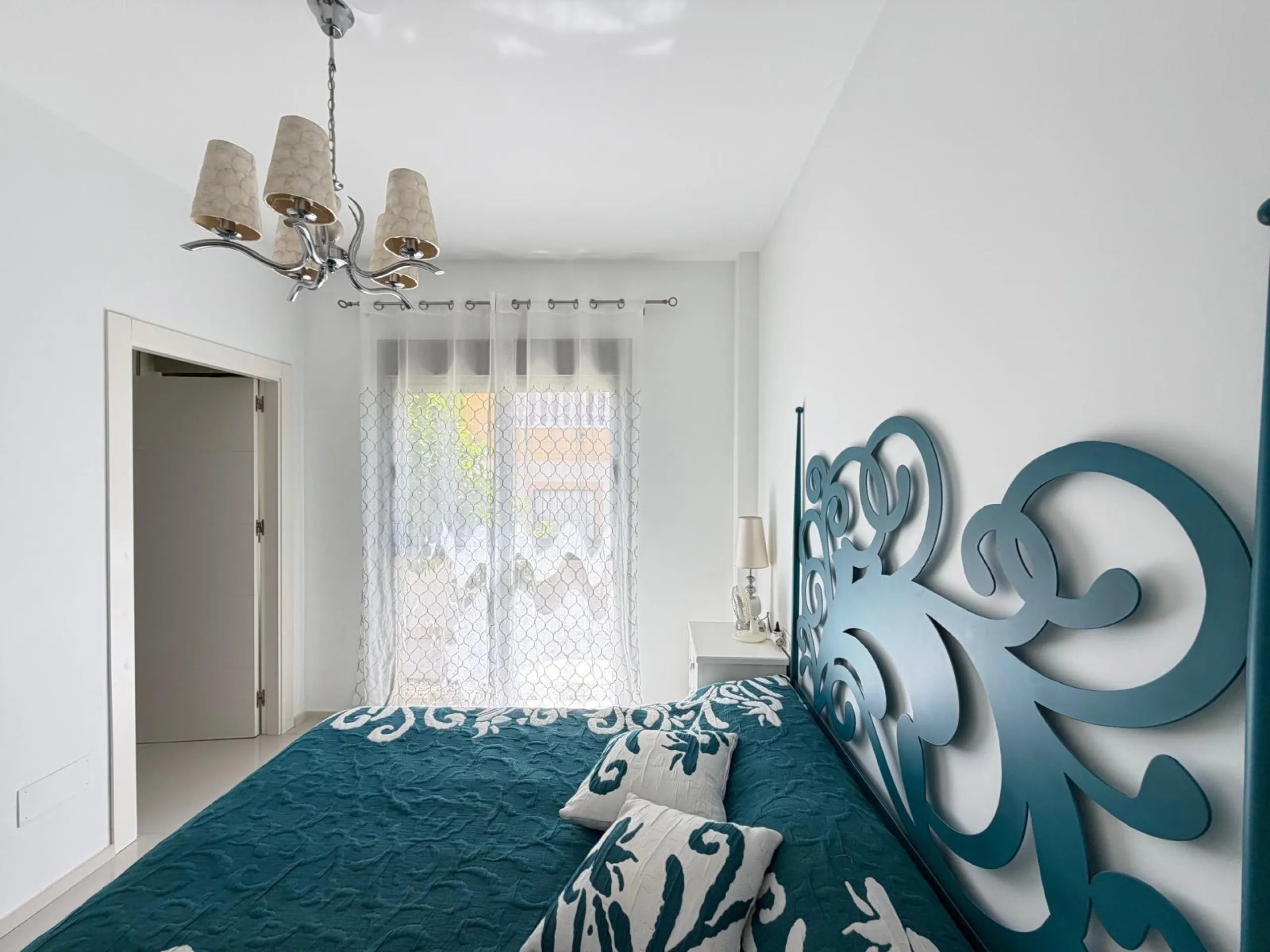 INDEPENDENT VILLA IN CIUDAD QUESADA WITH 4 BEDROOMS, 3 BATHROOMS. WITH GARAGE AND 60 M2 SOLARIUM. BUILT AREA 129 M2. PLOT 115 M2.