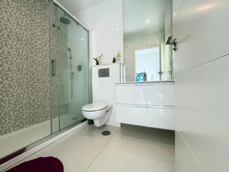 INDEPENDENT VILLA IN CIUDAD QUESADA WITH 4 BEDROOMS, 3 BATHROOMS. WITH GARAGE AND 60 M2 SOLARIUM. BUILT AREA 129 M2. PLOT 115 M2.