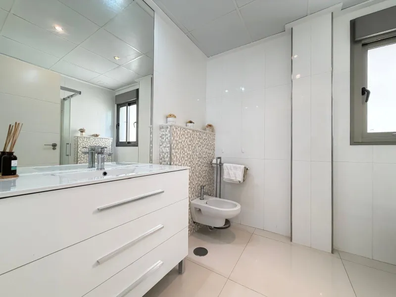 INDEPENDENT VILLA IN CIUDAD QUESADA WITH 4 BEDROOMS, 3 BATHROOMS. WITH GARAGE AND 60 M2 SOLARIUM. BUILT AREA 129 M2. PLOT 115 M2.