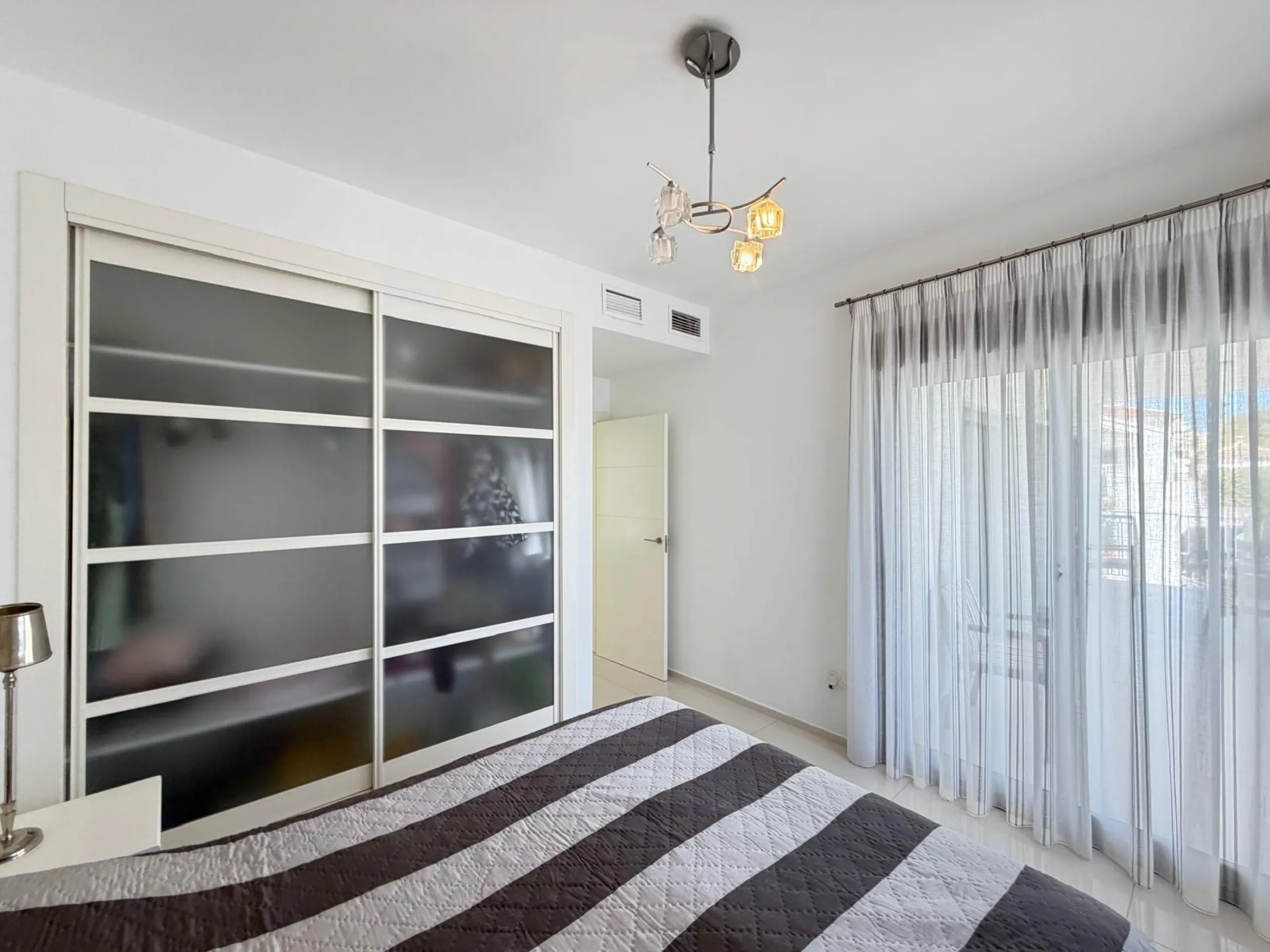 INDEPENDENT VILLA IN CIUDAD QUESADA WITH 4 BEDROOMS, 3 BATHROOMS. WITH GARAGE AND 60 M2 SOLARIUM. BUILT AREA 129 M2. PLOT 115 M2.