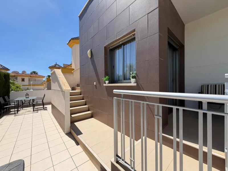 INDEPENDENT VILLA IN CIUDAD QUESADA WITH 4 BEDROOMS, 3 BATHROOMS. WITH GARAGE AND 60 M2 SOLARIUM. BUILT AREA 129 M2. PLOT 115 M2.