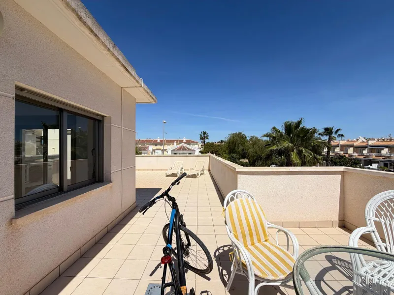 INDEPENDENT VILLA IN CIUDAD QUESADA WITH 4 BEDROOMS, 3 BATHROOMS. WITH GARAGE AND 60 M2 SOLARIUM. BUILT AREA 129 M2. PLOT 115 M2.