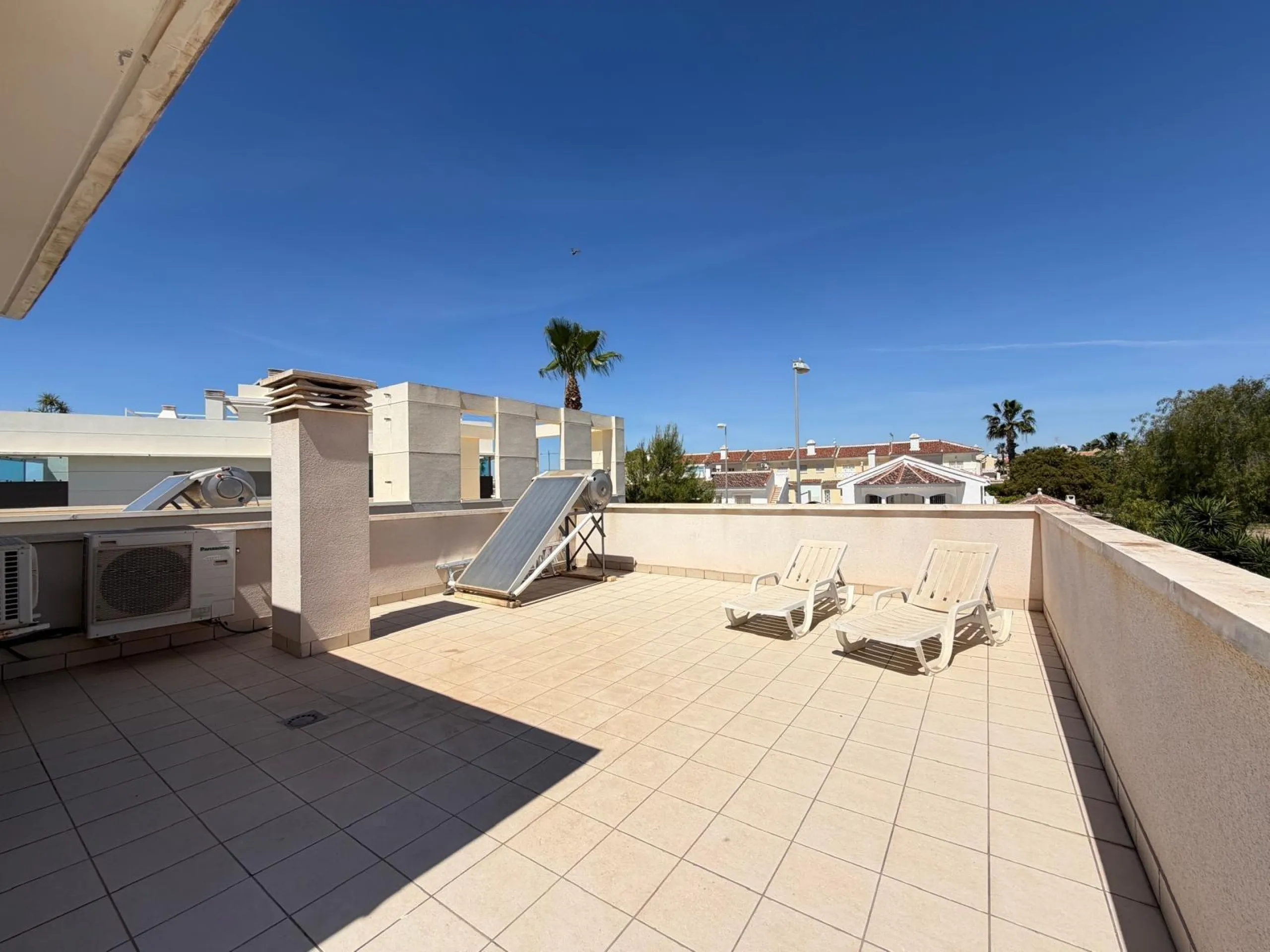 INDEPENDENT VILLA IN CIUDAD QUESADA WITH 4 BEDROOMS, 3 BATHROOMS. WITH GARAGE AND 60 M2 SOLARIUM. BUILT AREA 129 M2. PLOT 115 M2.