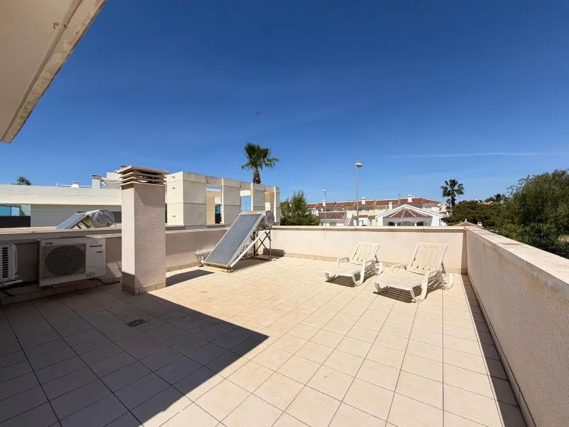 INDEPENDENT VILLA IN CIUDAD QUESADA WITH 4 BEDROOMS, 3 BATHROOMS. WITH GARAGE AND 60 M2 SOLARIUM. BUILT AREA 129 M2. PLOT 115 M2.
