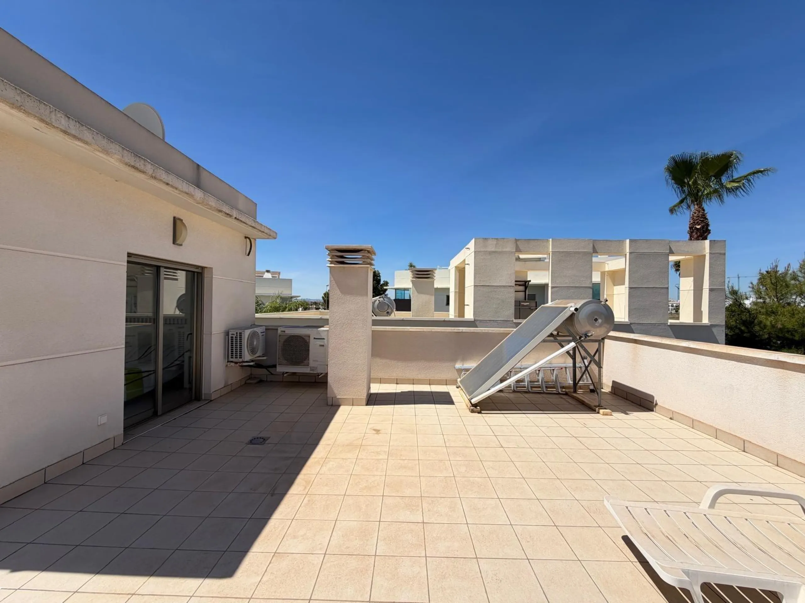 INDEPENDENT VILLA IN CIUDAD QUESADA WITH 4 BEDROOMS, 3 BATHROOMS. WITH GARAGE AND 60 M2 SOLARIUM. BUILT AREA 129 M2. PLOT 115 M2.