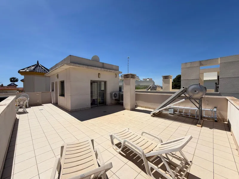 INDEPENDENT VILLA IN CIUDAD QUESADA WITH 4 BEDROOMS, 3 BATHROOMS. WITH GARAGE AND 60 M2 SOLARIUM. BUILT AREA 129 M2. PLOT 115 M2.