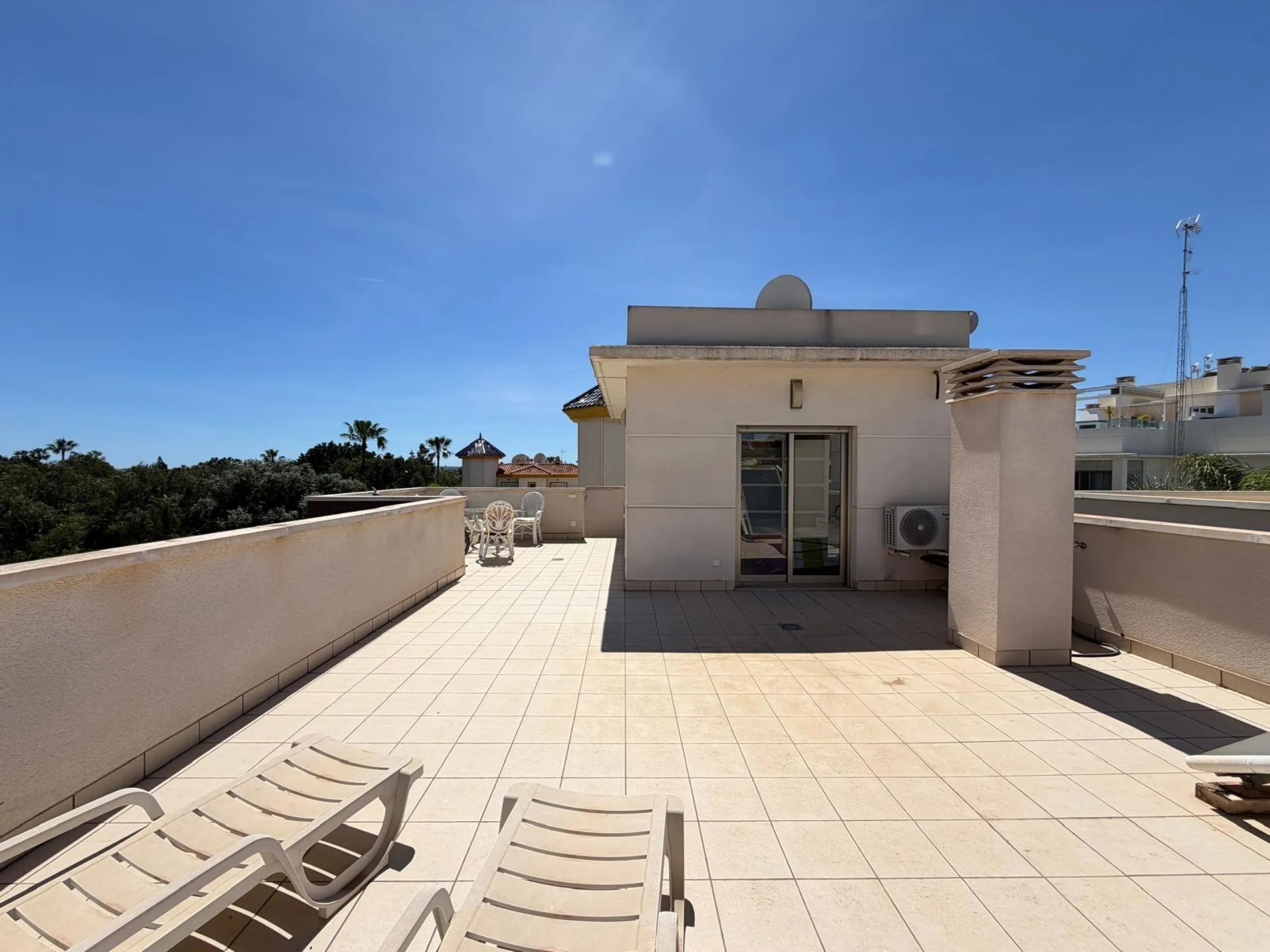 INDEPENDENT VILLA IN CIUDAD QUESADA WITH 4 BEDROOMS, 3 BATHROOMS. WITH GARAGE AND 60 M2 SOLARIUM. BUILT AREA 129 M2. PLOT 115 M2.