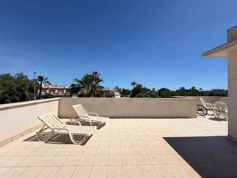 INDEPENDENT VILLA IN CIUDAD QUESADA WITH 4 BEDROOMS, 3 BATHROOMS. WITH GARAGE AND 60 M2 SOLARIUM. BUILT AREA 129 M2. PLOT 115 M2.