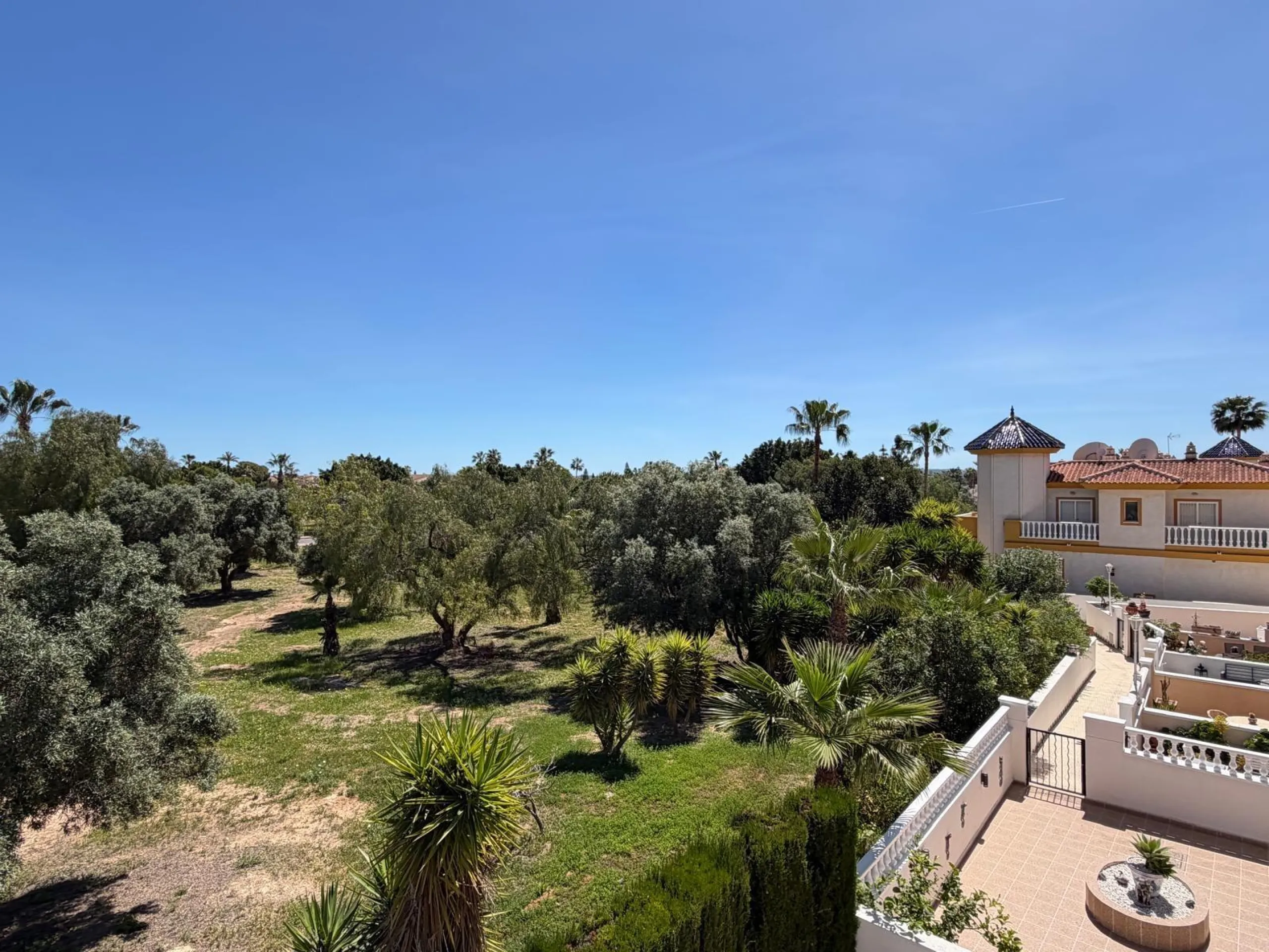INDEPENDENT VILLA IN CIUDAD QUESADA WITH 4 BEDROOMS, 3 BATHROOMS. WITH GARAGE AND 60 M2 SOLARIUM. BUILT AREA 129 M2. PLOT 115 M2.