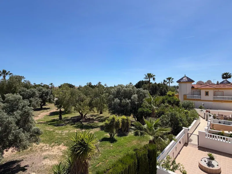 INDEPENDENT VILLA IN CIUDAD QUESADA WITH 4 BEDROOMS, 3 BATHROOMS. WITH GARAGE AND 60 M2 SOLARIUM. BUILT AREA 129 M2. PLOT 115 M2.