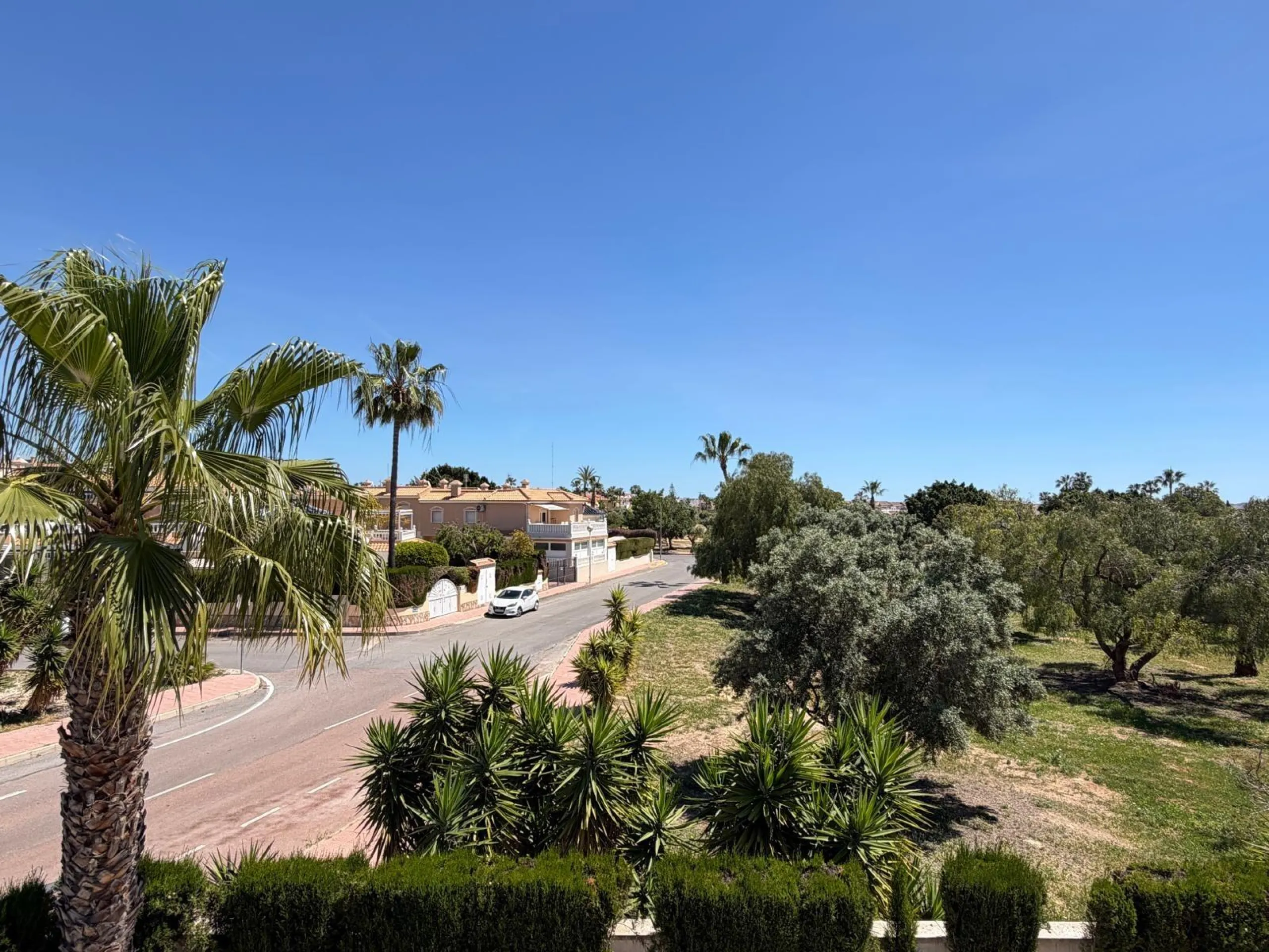 INDEPENDENT VILLA IN CIUDAD QUESADA WITH 4 BEDROOMS, 3 BATHROOMS. WITH GARAGE AND 60 M2 SOLARIUM. BUILT AREA 129 M2. PLOT 115 M2.