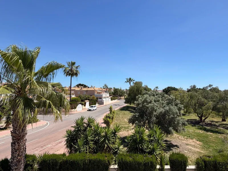 INDEPENDENT VILLA IN CIUDAD QUESADA WITH 4 BEDROOMS, 3 BATHROOMS. WITH GARAGE AND 60 M2 SOLARIUM. BUILT AREA 129 M2. PLOT 115 M2.