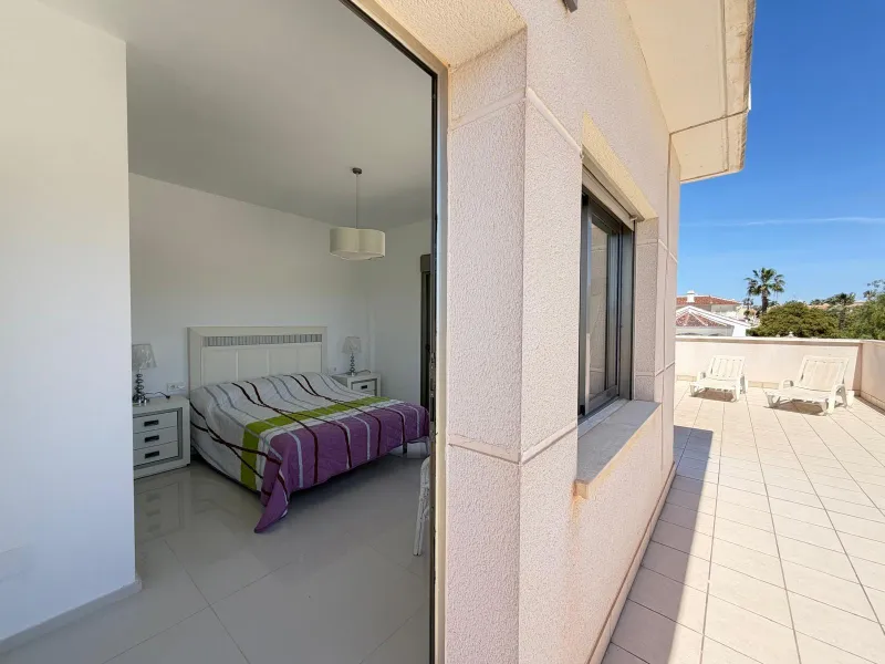 INDEPENDENT VILLA IN CIUDAD QUESADA WITH 4 BEDROOMS, 3 BATHROOMS. WITH GARAGE AND 60 M2 SOLARIUM. BUILT AREA 129 M2. PLOT 115 M2.