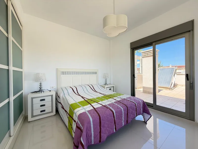 INDEPENDENT VILLA IN CIUDAD QUESADA WITH 4 BEDROOMS, 3 BATHROOMS. WITH GARAGE AND 60 M2 SOLARIUM. BUILT AREA 129 M2. PLOT 115 M2.