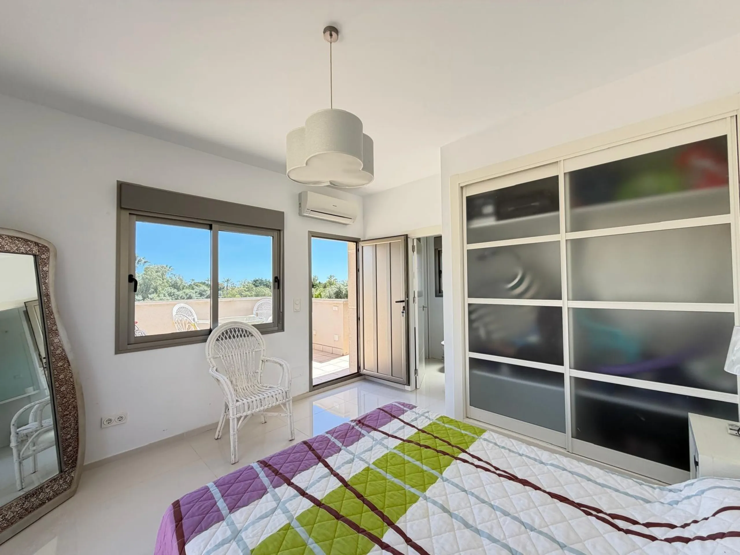 INDEPENDENT VILLA IN CIUDAD QUESADA WITH 4 BEDROOMS, 3 BATHROOMS. WITH GARAGE AND 60 M2 SOLARIUM. BUILT AREA 129 M2. PLOT 115 M2.