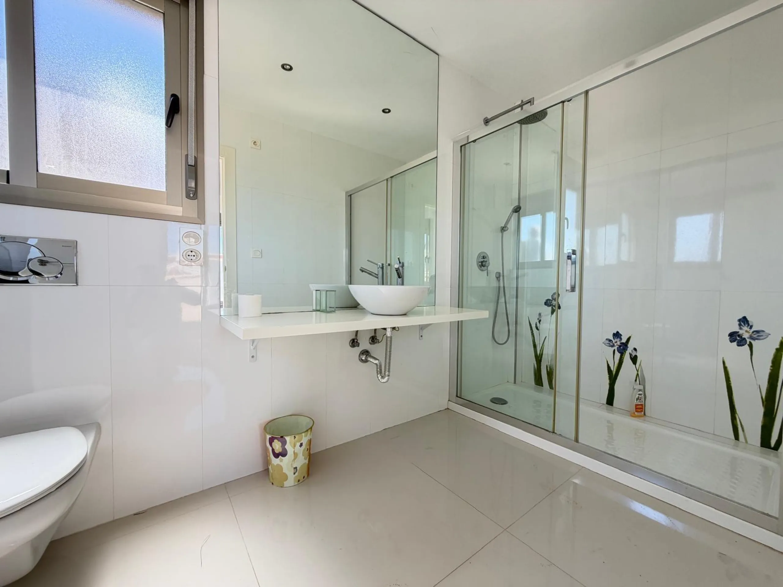 INDEPENDENT VILLA IN CIUDAD QUESADA WITH 4 BEDROOMS, 3 BATHROOMS. WITH GARAGE AND 60 M2 SOLARIUM. BUILT AREA 129 M2. PLOT 115 M2.