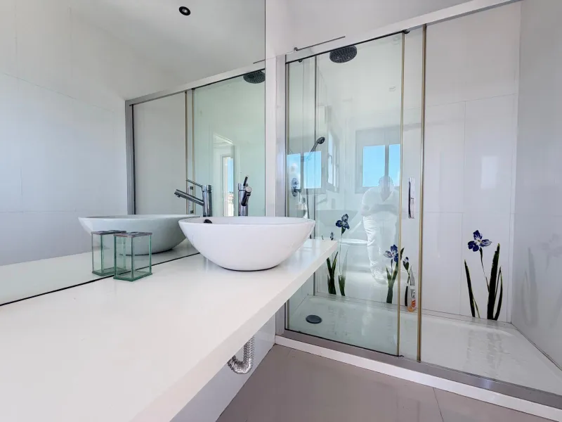 INDEPENDENT VILLA IN CIUDAD QUESADA WITH 4 BEDROOMS, 3 BATHROOMS. WITH GARAGE AND 60 M2 SOLARIUM. BUILT AREA 129 M2. PLOT 115 M2.