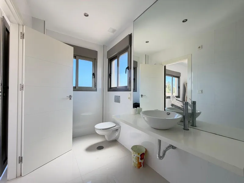 INDEPENDENT VILLA IN CIUDAD QUESADA WITH 4 BEDROOMS, 3 BATHROOMS. WITH GARAGE AND 60 M2 SOLARIUM. BUILT AREA 129 M2. PLOT 115 M2.