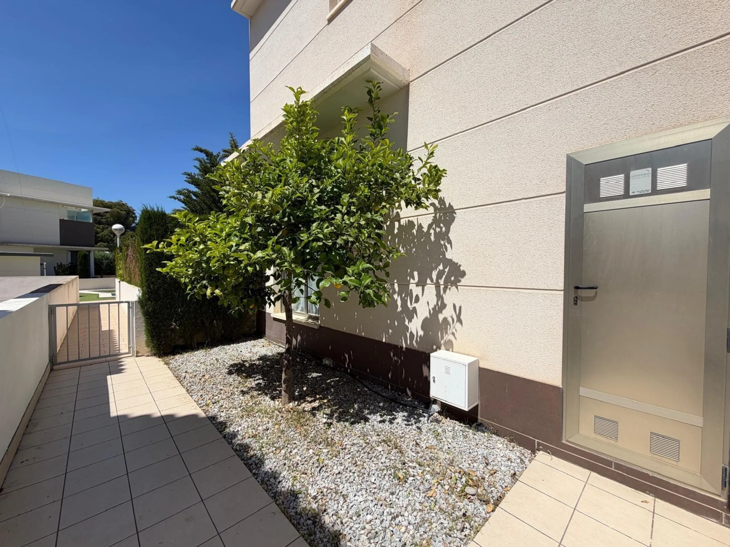 INDEPENDENT VILLA IN CIUDAD QUESADA WITH 4 BEDROOMS, 3 BATHROOMS. WITH GARAGE AND 60 M2 SOLARIUM. BUILT AREA 129 M2. PLOT 115 M2.