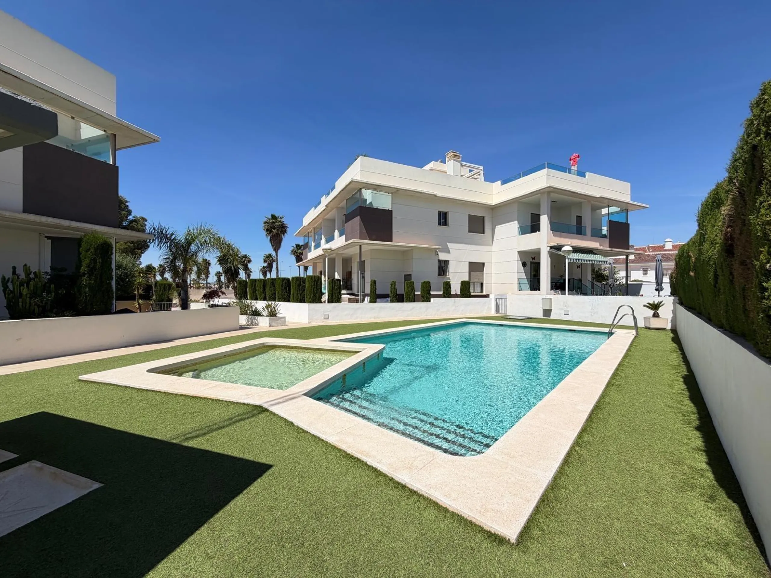 INDEPENDENT VILLA IN CIUDAD QUESADA WITH 4 BEDROOMS, 3 BATHROOMS. WITH GARAGE AND 60 M2 SOLARIUM. BUILT AREA 129 M2. PLOT 115 M2.