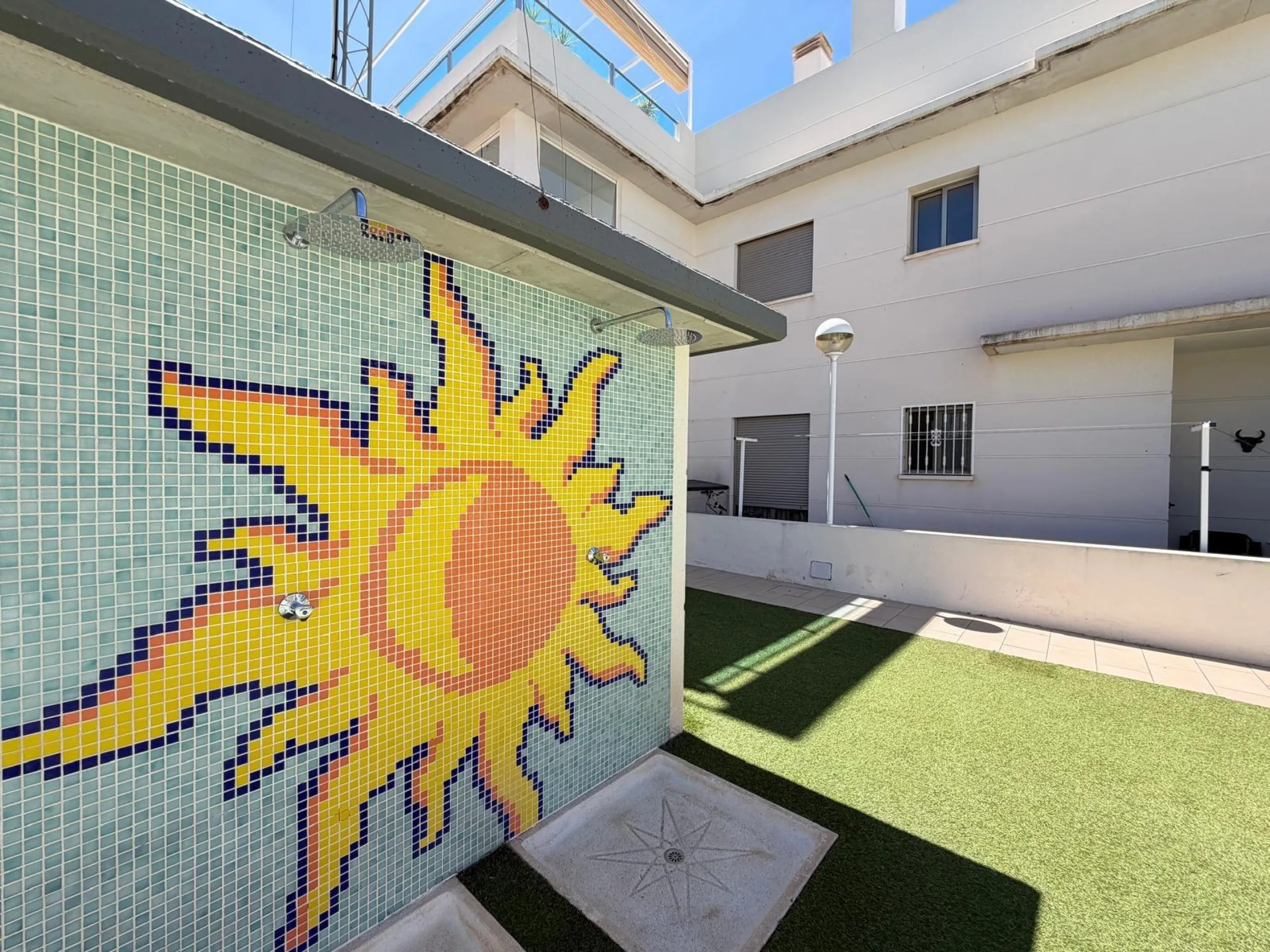 INDEPENDENT VILLA IN CIUDAD QUESADA WITH 4 BEDROOMS, 3 BATHROOMS. WITH GARAGE AND 60 M2 SOLARIUM. BUILT AREA 129 M2. PLOT 115 M2.
