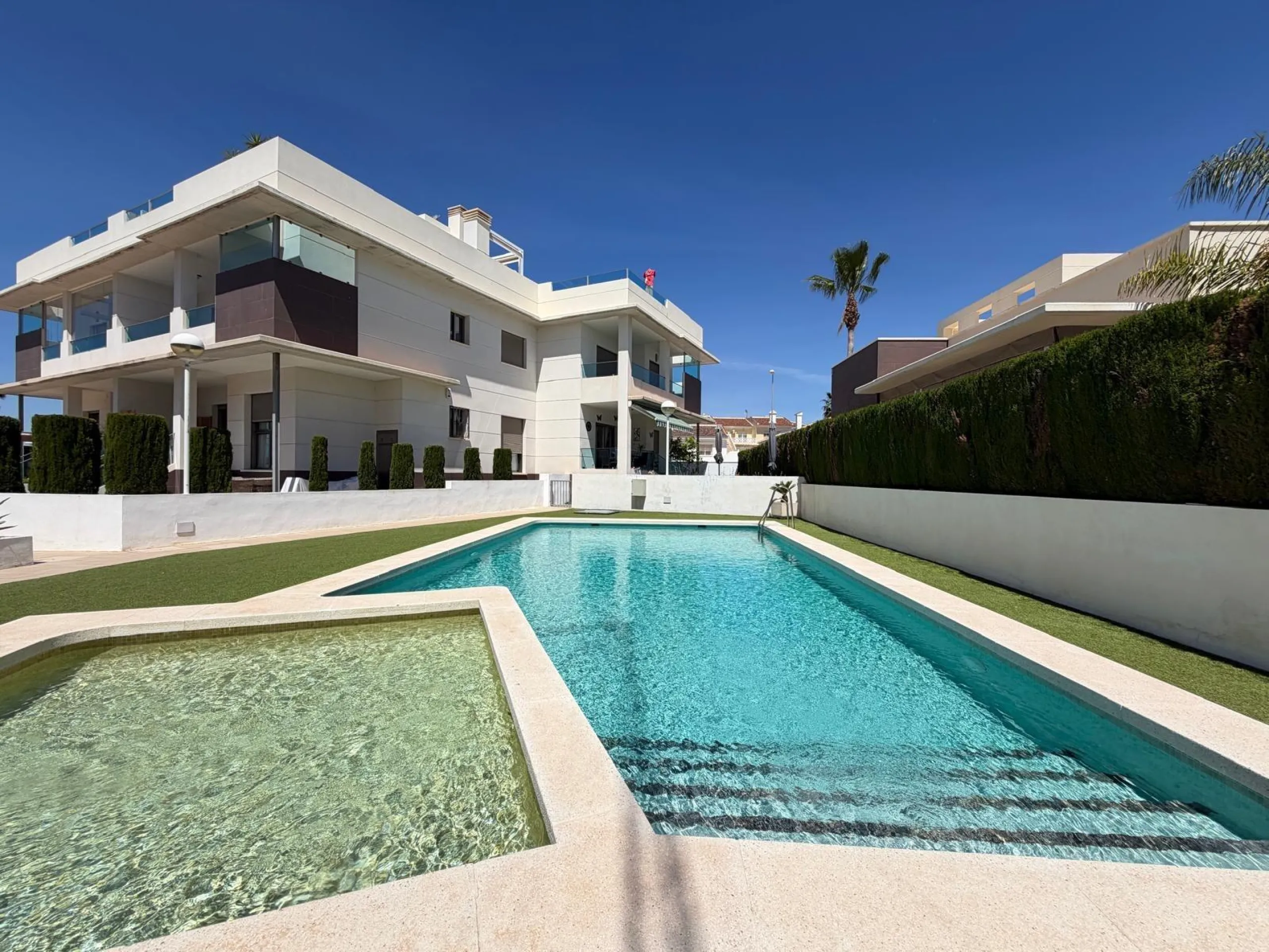 INDEPENDENT VILLA IN CIUDAD QUESADA WITH 4 BEDROOMS, 3 BATHROOMS. WITH GARAGE AND 60 M2 SOLARIUM. BUILT AREA 129 M2. PLOT 115 M2.