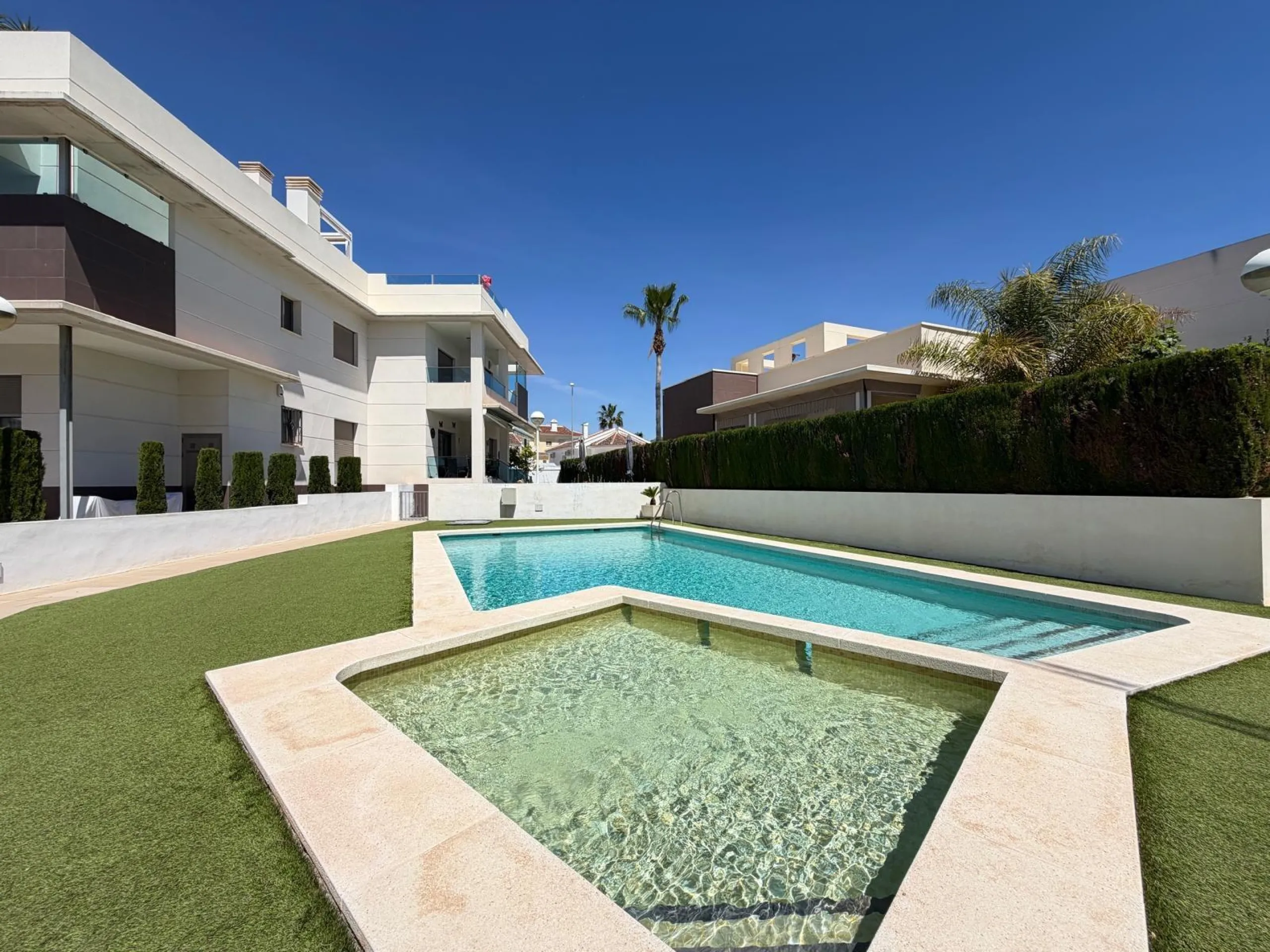 INDEPENDENT VILLA IN CIUDAD QUESADA WITH 4 BEDROOMS, 3 BATHROOMS. WITH GARAGE AND 60 M2 SOLARIUM. BUILT AREA 129 M2. PLOT 115 M2.