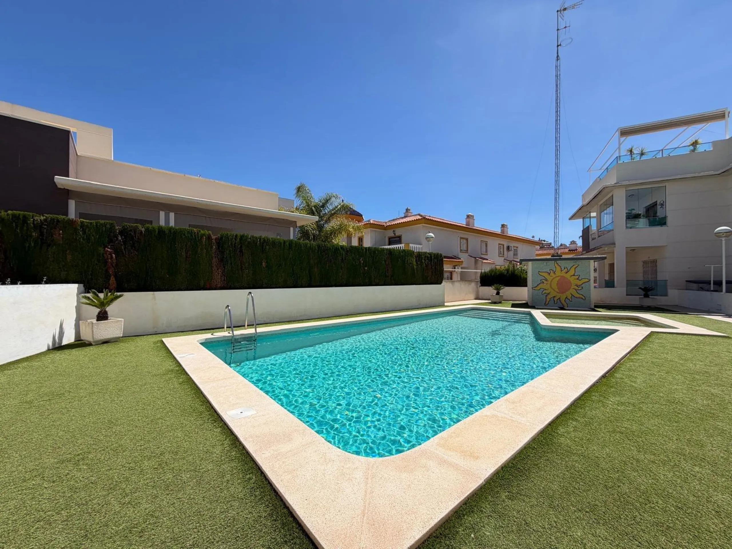 INDEPENDENT VILLA IN CIUDAD QUESADA WITH 4 BEDROOMS, 3 BATHROOMS. WITH GARAGE AND 60 M2 SOLARIUM. BUILT AREA 129 M2. PLOT 115 M2.