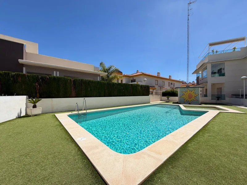 INDEPENDENT VILLA IN CIUDAD QUESADA WITH 4 BEDROOMS, 3 BATHROOMS. WITH GARAGE AND 60 M2 SOLARIUM. BUILT AREA 129 M2. PLOT 115 M2.