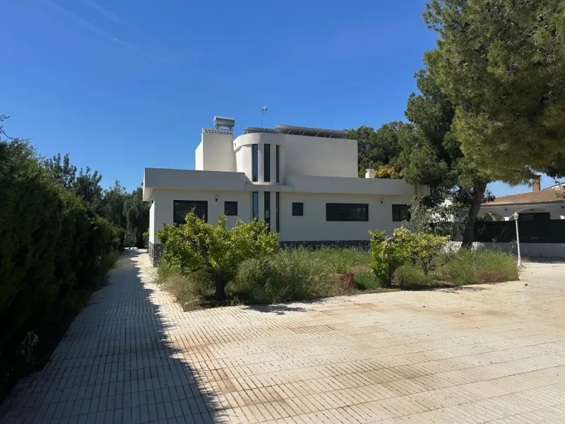 Impresionante Villa Nueva en Los Girasoles - ¡Tu Paraíso Espera por Ti!