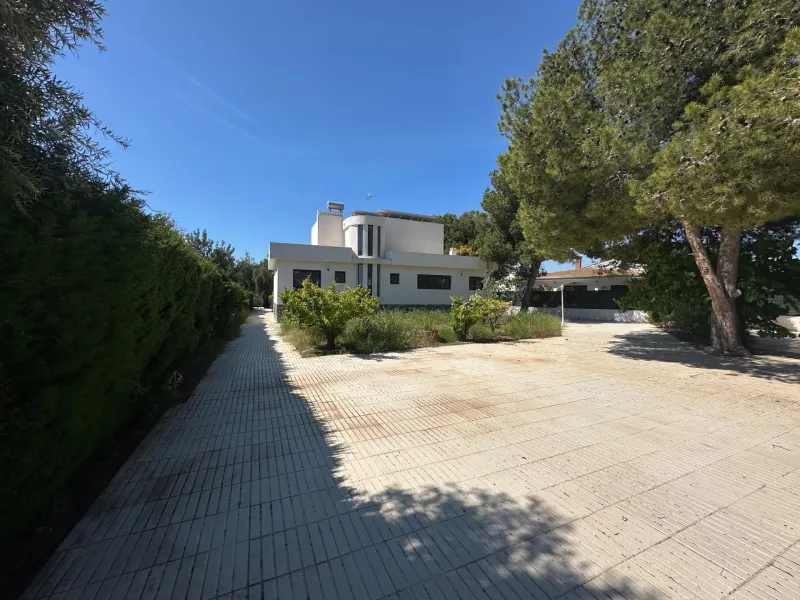 Impresionante Villa Nueva en Los Girasoles - ¡Tu Paraíso Espera por Ti!