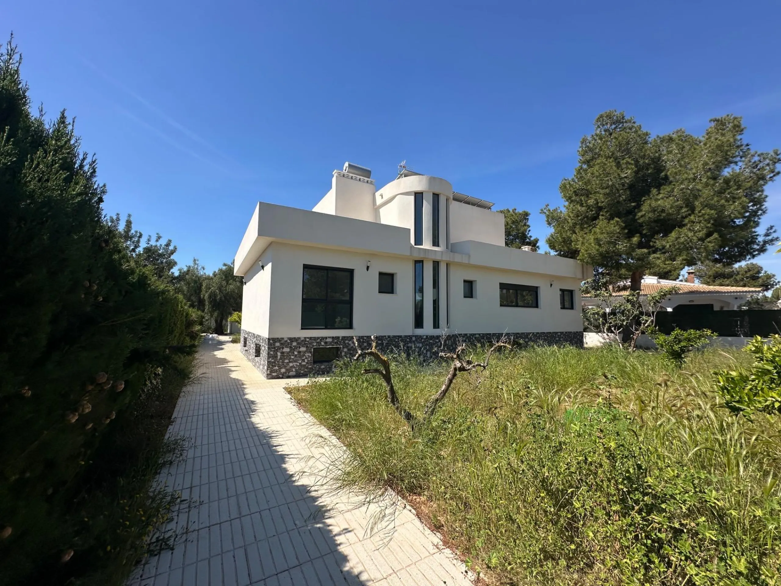 Impresionante Villa Nueva en Los Girasoles - ¡Tu Paraíso Espera por Ti!