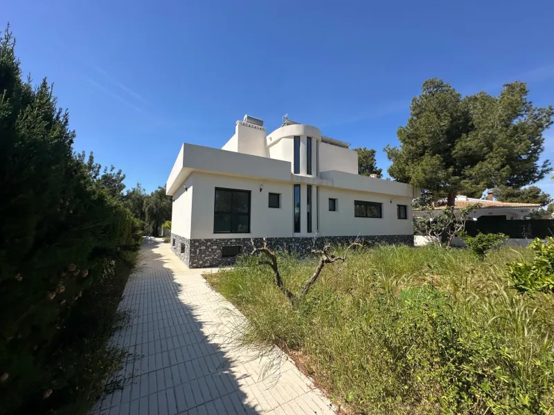 Impresionante Villa Nueva en Los Girasoles - ¡Tu Paraíso Espera por Ti!
