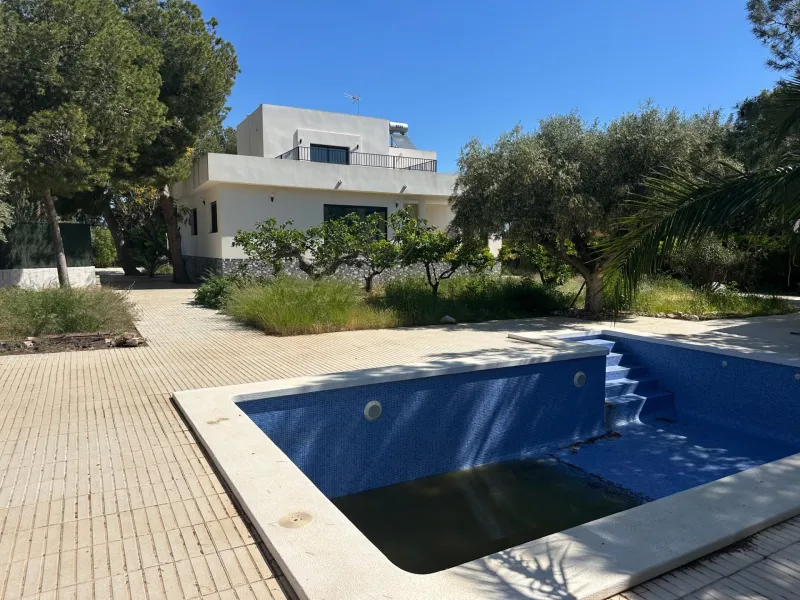Impresionante Villa Nueva en Los Girasoles - ¡Tu Paraíso Espera por Ti!