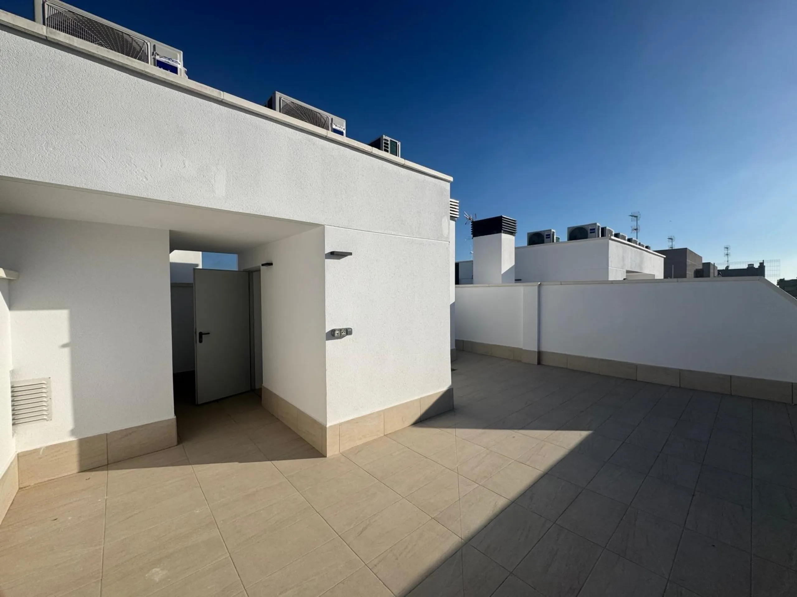 Spectacular Semi-New Penthouse in Alicante with Views