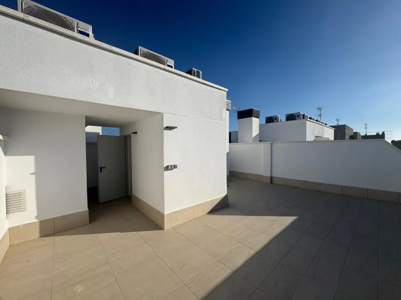 Spectacular Semi-New Penthouse in Alicante with Views