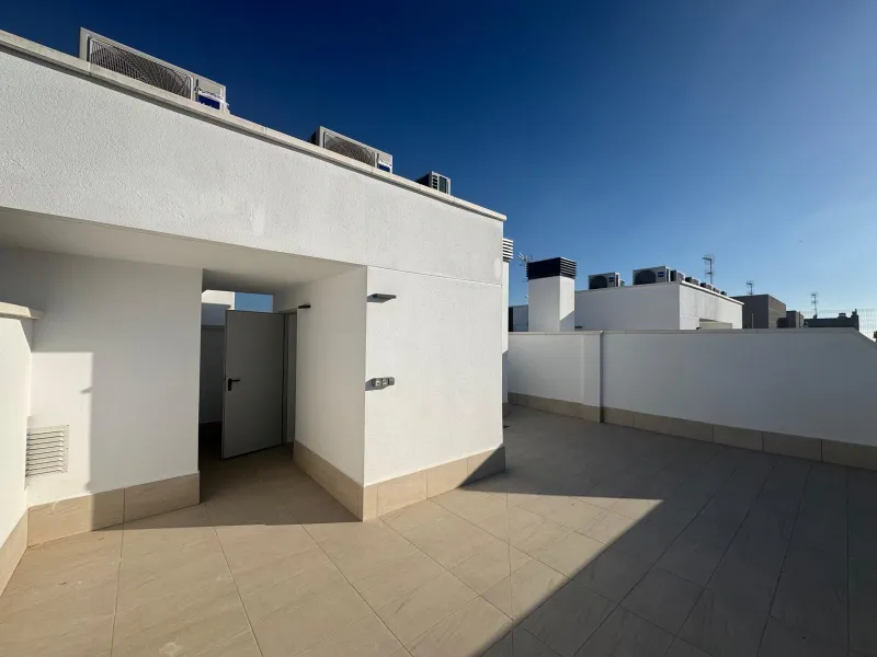 Spectacular Semi-New Penthouse in Alicante with Views