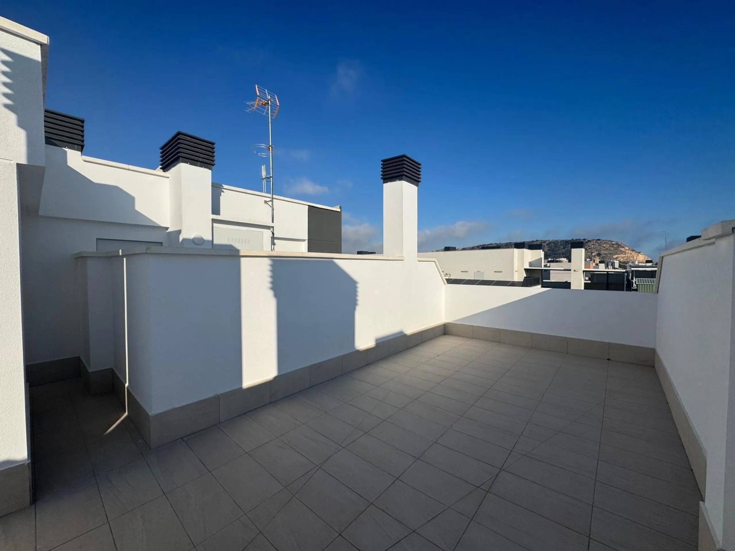 Spectacular Semi-New Penthouse in Alicante with Views