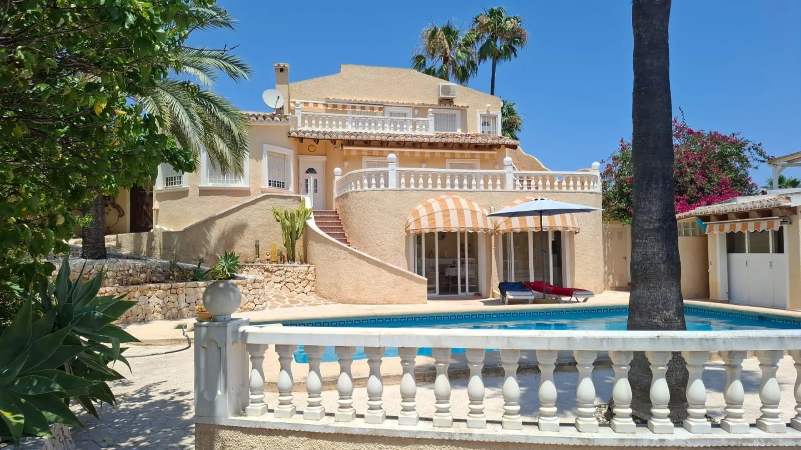 Villa con vistas al mar, piscina privada y apartamento independiente en Benissa
