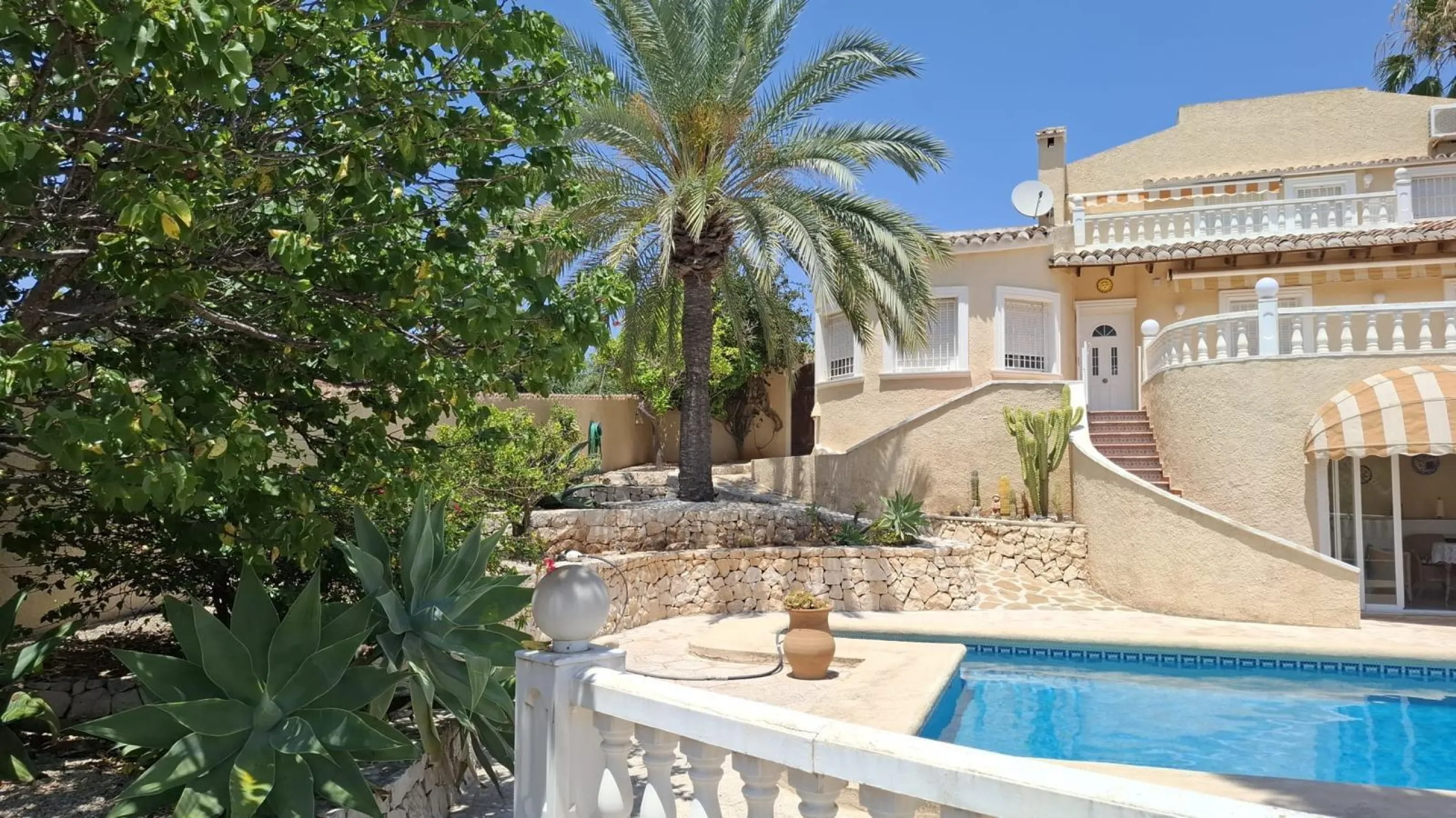 Villa con vistas al mar, piscina privada y apartamento independiente en Benissa