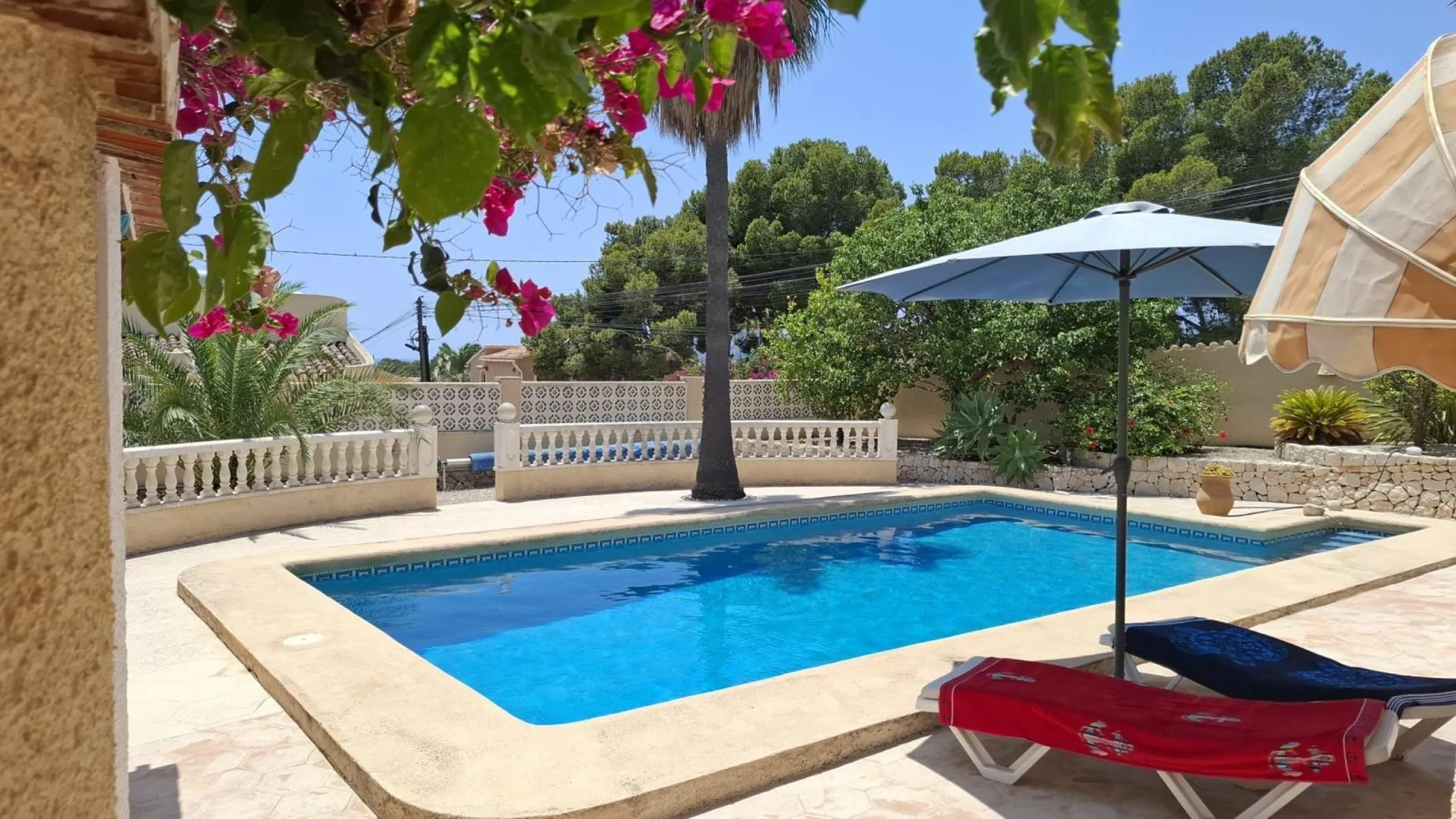 Villa con vistas al mar, piscina privada y apartamento independiente en Benissa