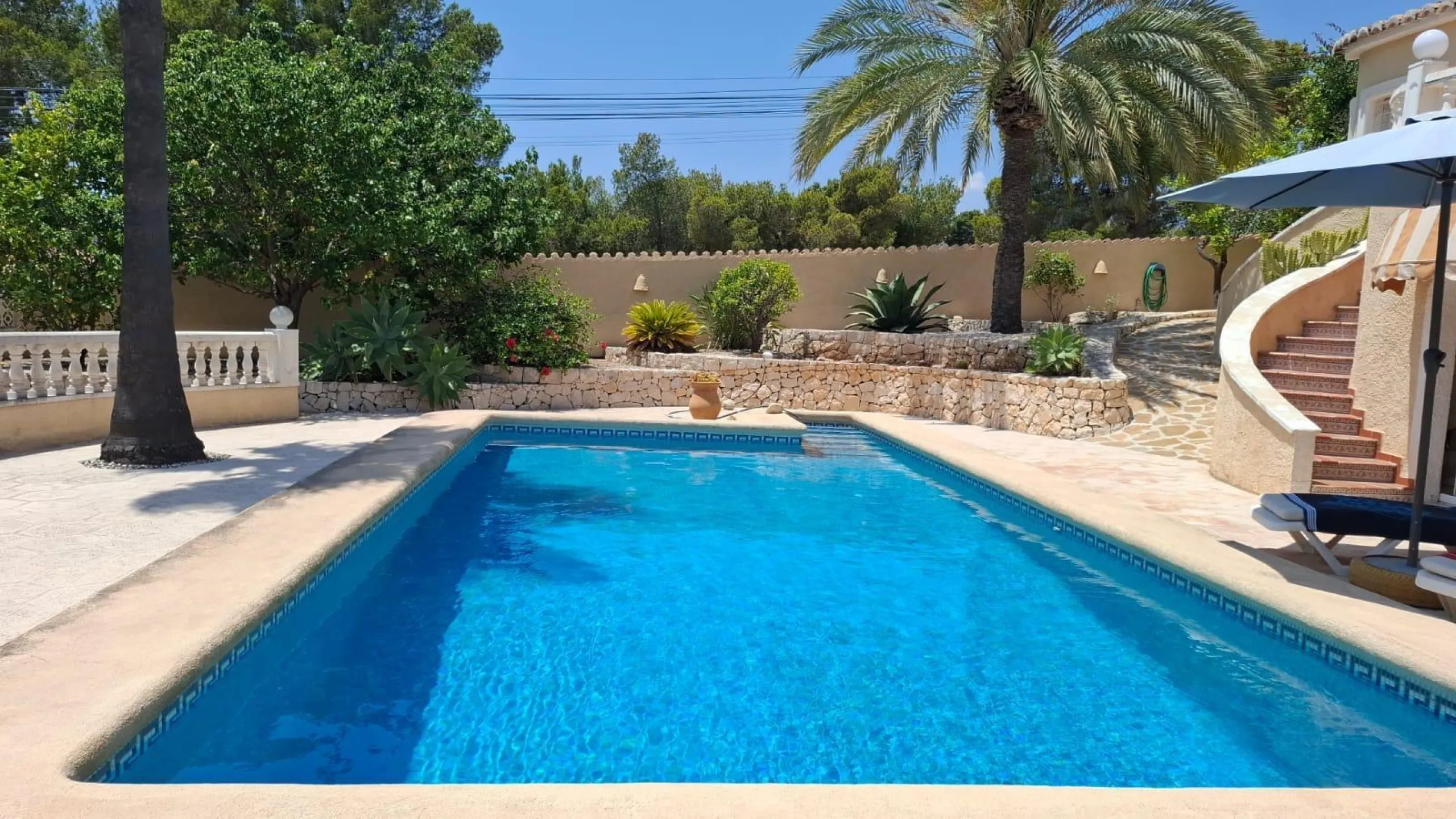 Villa con vistas al mar, piscina privada y apartamento independiente en Benissa